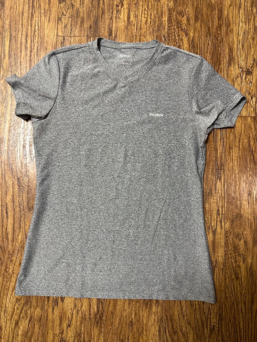 Reebok Women's T-Shirt Grey V-Neck Size Medium